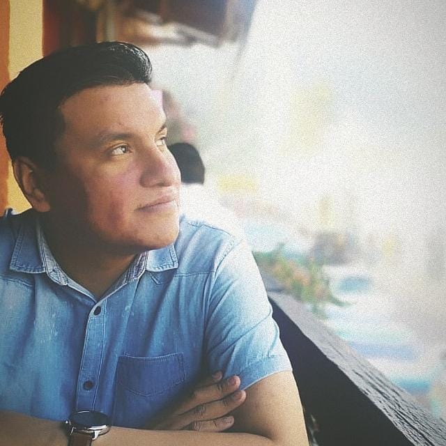 Miguel Damián junto a una ventana